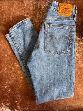 Women’s Levi’s wedgie, size 24